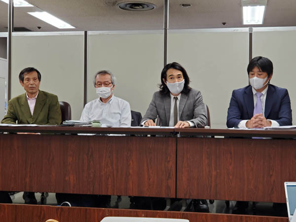 日弁連に審査請求をすることを発表した記者会見（20年6月11日）浅野健太郎弁護士（右端）と酒井将弁護士（その左）／（Ｃ）日刊ゲンダイ