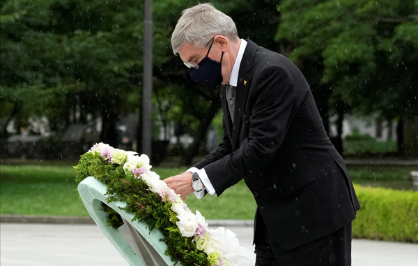 8月6日、広島原爆投下の日に選手の黙祷を要望しても一蹴したのに…（広島原爆ドームを訪問したIOCのバッハ会長）／（Ｃ）ロイター