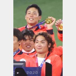 メダルを授与され笑顔の栗林（上）と伊藤（手前）／（Ｃ）JMPA