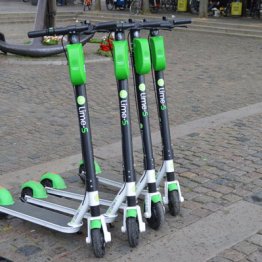 街中で見かける電動キックボードの盲点 「走る凶器」なることも