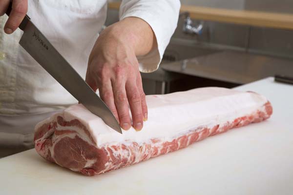 鮮度のいい肉にこだわり、毎日その日のいい肉が届く（撮影）大西尚明