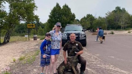 米国の武器捜索専門の警察犬が砂浜でなくした結婚指輪を発見！