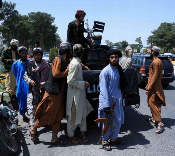 アフガニスタンを制圧 ヘラートをパトロールするタリバン軍隊（Ｃ）ロイター