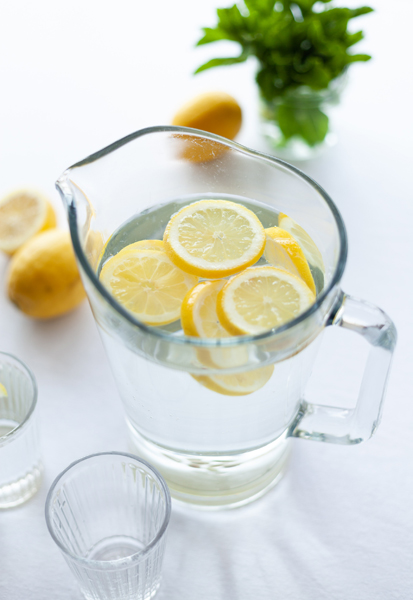 レモン水を口に含むことによって苦味に敏感になる