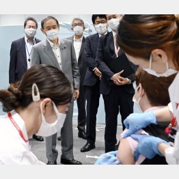 菅首相（奥左2）はワクチン一辺倒で再選模索…（代表撮影）