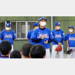 少年野球教室であいさつする琉球ブルーオーシャンズの清水監督（央）／（Ｃ）共同通信社