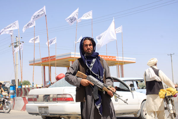 アフガニスタンを制圧したタリバン戦闘員とタリバン旗（Ｃ）ロイター