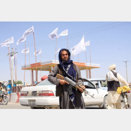 アフガニスタンを制圧したタリバン戦闘員とタリバン旗（Ｃ）ロイター