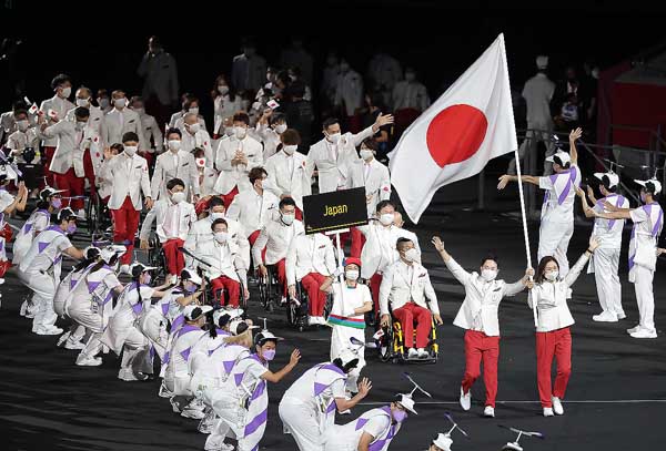 24日に行われた開会式で入場する日本選手団（Ｃ）日刊ゲンダイ