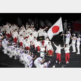 24日に行われた開会式で入場する日本選手団（Ｃ）日刊ゲンダイ