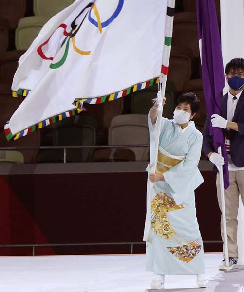 東京五輪閉会式では元気そうに旗を振っていた小池百合子都知事だが…（Ｃ）真野慎也／ＪＭＰＡ