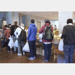 「大人食堂」で、生活物資の提供を受ける人たち（Ｃ）共同通信社