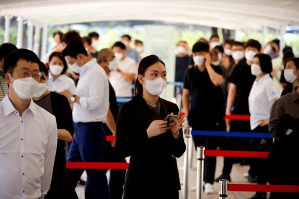 日本と違い、韓国はコロナ感染をコントロール（PCR検査に並ぶ人々＝ソウル）／（Ｃ）ロイター