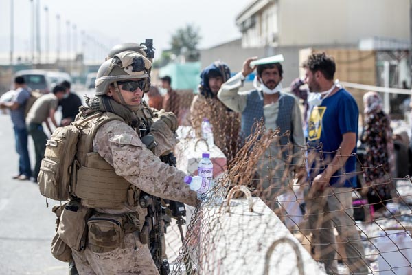 アフガニスタン・カブールの空港で退避作業に従事する米兵（Ｃ）UPI＝共同