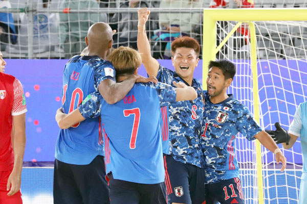 FP奥山（右）のゴールを喜ぶFP赤熊（背中はFPオズとFP大場）（写真）Chikako SHINOHARA