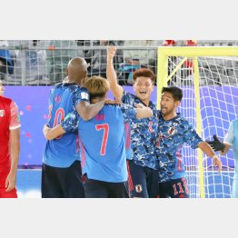 FP奥山（右）のゴールを喜ぶFP赤熊（背中はFPオズとFP大場）（写真）Chikako SHINOHARA