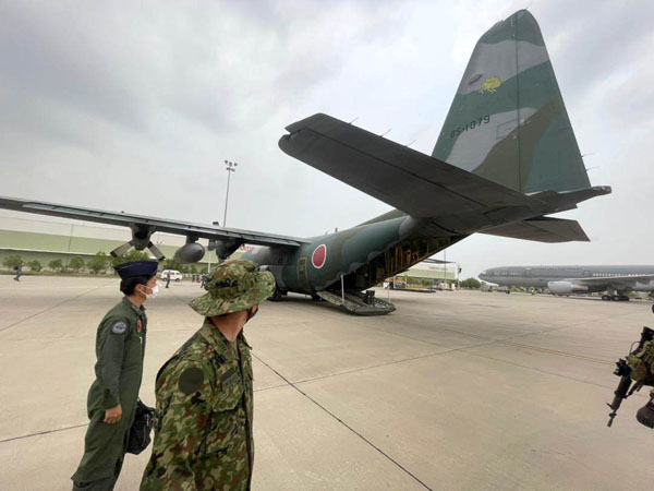 日本人女性1人を救出した航空自衛隊の輸送機（Ｃ）共同通信社