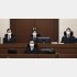 特定危険指定暴力団工藤会トップの野村悟被告らの判決公判に臨む福岡地裁の足立勉裁判長（後列中央）ら（Ｃ）共同通信社