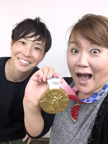 ソフトボール主将・山田恵里選手の金メダルを…（提供写真）