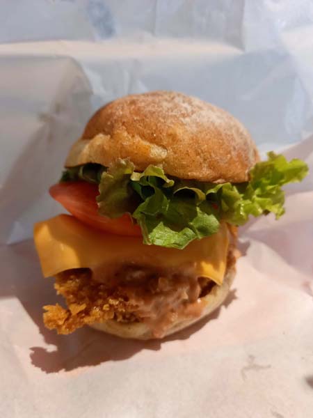 高田馬場「Crispy’s Burger」のクリスピーチキンバーガー（税込み580円）は肉汁たっぷり（写真）茂木奈都