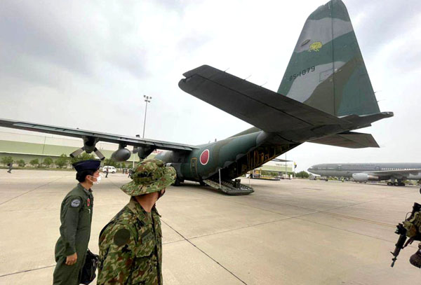 27日、パキスタン・イスラマバードの空港に到着した航空自衛隊の輸送機（Ｃ）共同通信社