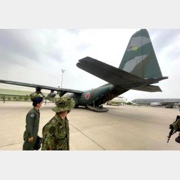 27日、パキスタン・イスラマバードの空港に到着した航空自衛隊の輸送機（Ｃ）共同通信社