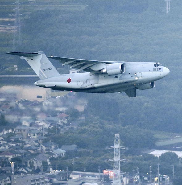 アフガニスタンに残る邦人らを避難させるため、埼玉県の航空自衛隊入間基地を出発したＣ２輸送機（Ｃ）共同通信社