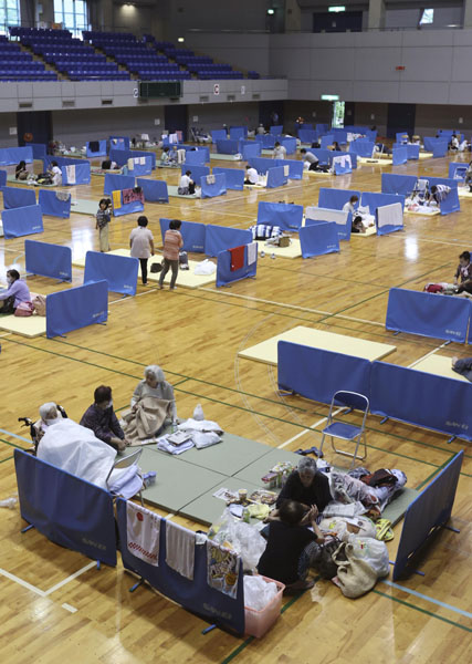 熊本県人吉市の避難所。新型コロナウイルス感染防止のため間隔を広げ、ついたてで仕切りをしている（2021年5月）／（Ｃ）共同通信社