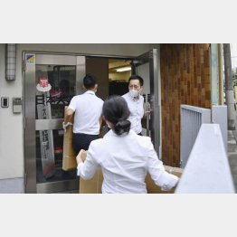 日本大学事業部に家宅捜索に入る東京地検特捜部の係官ら＝８日（Ｃ）共同通信社