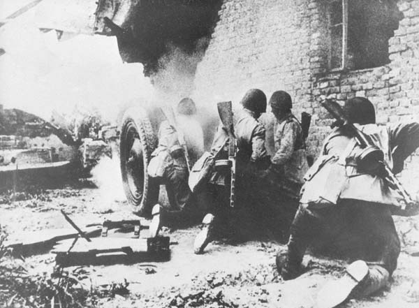 ベルリンを攻撃するソ連軍兵士（1945年）／（Ｃ）共同通信社