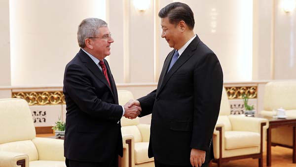 習近平中国国家主席（右）とIOCバッハ会長、北京五輪成功に向けがっちり握手（Ｃ）ロイター