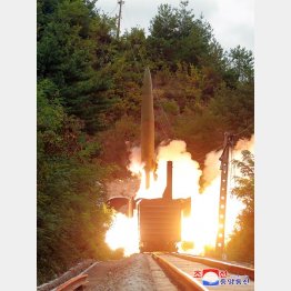 北朝鮮中部で、鉄道車両から発射された短距離弾道ミサイル（Ｃ）ロイター／朝鮮中央通信