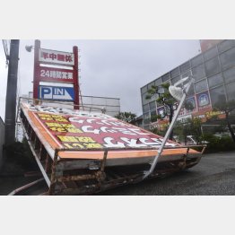 台風でこんなに大きな看板も落下（Ｃ）共同通信社