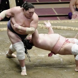 照ノ富士もビックリ！ 業師・宇良が初の結びで見せた「執念のブリッジ」