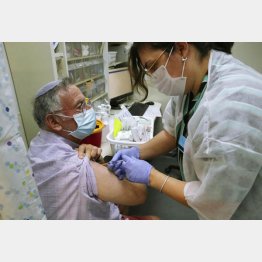 エルサレムの診療所で、3回目の新型コロナワクチン接種を受ける男性（Ｃ）共同通信社