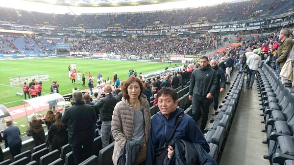 フランクフルトで試合を観戦する両親（提供写真）