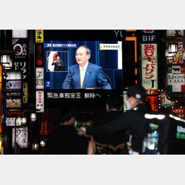 菅首相の最後の会見も楽観論（28日、東京・新宿）／（Ｃ）日刊ゲンダイ