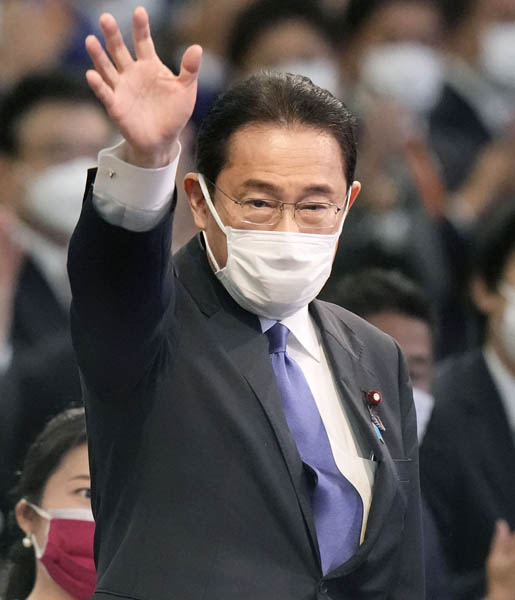 自民党の新総裁に選出され、手を挙げて応える岸田文雄前政調会長（Ｃ）共同通信社