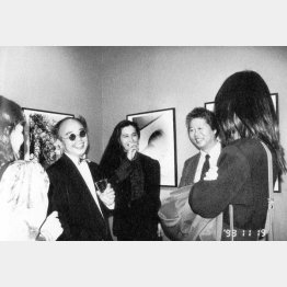 荒木と立花隆、1993年開催の写真展「エロトス」のオープニングレセプション（提供写真）