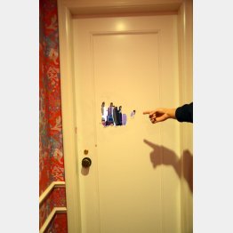 犯人にドアを破られた寝室（撮影）吉田隆