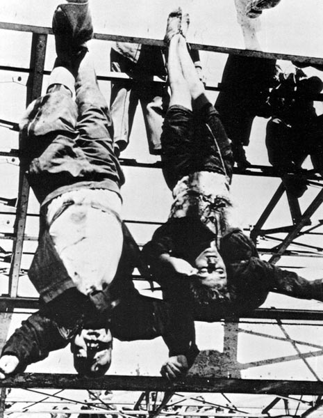 1945年、ミラノのロレート広場で逆さ吊りにされたムソリーニと彼の愛人クラーラ・ペタッチの死体（Ｃ）World History Archive／ニューズコム／共同通信イメージズ