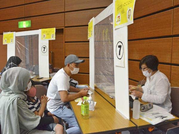コロナ禍で、在留外国人のために名古屋国際センターが開いた緊急相談会（2020年7月）／（Ｃ）共同通信社