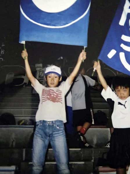 大分開催の日本代表戦をスタンドで応援する小学生の鎌田（提供写真）