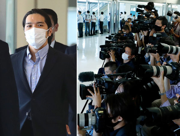 成田空港で報道陣が待ち構える中、帰国した小室圭さん（Ｃ）日刊ゲンダイ
