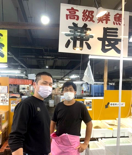 足立市場・水産仲卸業者「兼長」専務の篠田浩治さんと従業員の長島裕二さん（提供写真）