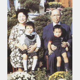 石井食品創業者・毅一氏とトヨ子氏夫妻と、幼少期の智康氏（右下）／（提供写真）