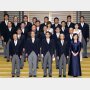 岸田内閣の閣僚たちが居並び写真を撮った場所こそ「空気階段」 今の日本の政治の象徴だ