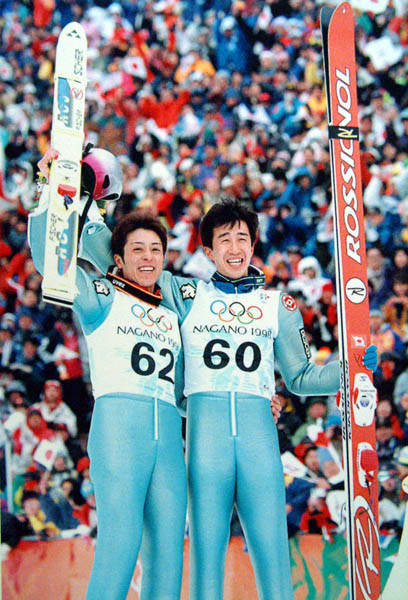長野五輪スキージャンプで団体金メダルを獲得した原田雅彦＝右（左は船木和喜）／（Ｃ）ＪＭＰＡ