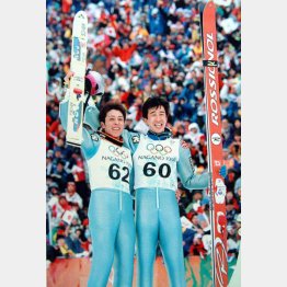 長野五輪スキージャンプで団体金メダルを獲得した原田雅彦＝右（左は船木和喜）／（Ｃ）ＪＭＰＡ