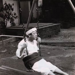 赤塚不二夫さん<2>「バカボンのパパ」姿の赤塚不二夫さんは自分でブランコ座ってこぎ出したの